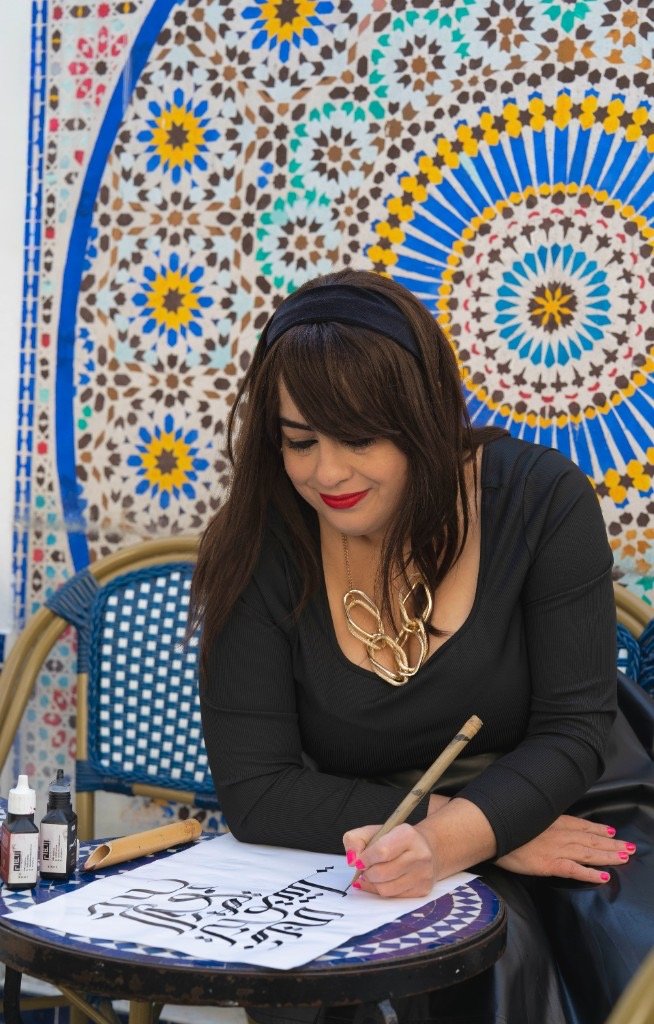 Looka pratiquant la calligraphie